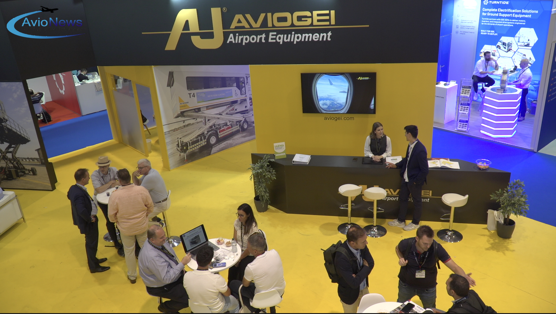 Stand con in mostra le soluzioni delle attrezzature aeroportuali promosse da Aviogei durante il GSE Expo di Lisbona 2026