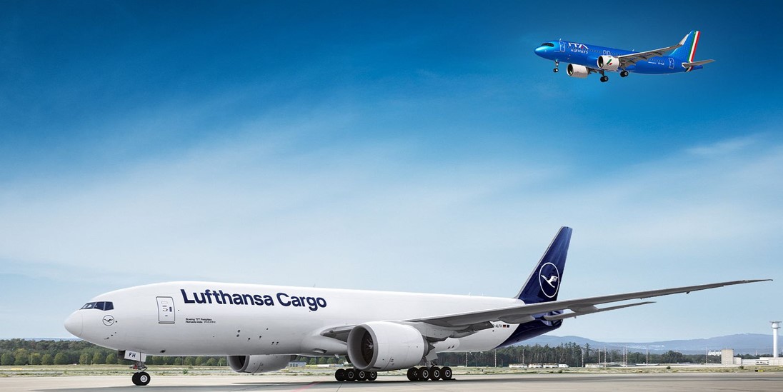 Aereo Lufthansa Cargo sulla pista e velivolo ITA Airways in volo