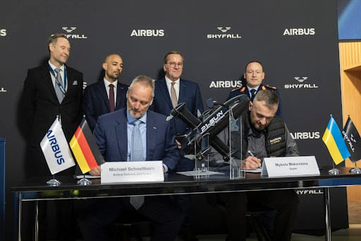 Berlino, 12 giugno 2026. Michael Schoellhorn, ceo Airbus DS, e Mykola Makovieiev, ceo SkyFall, firmano Mou al salone "ILA Air Show" (10-14 giugno) alla presenza del ministro federale difesa tedesco Boris Pistorius