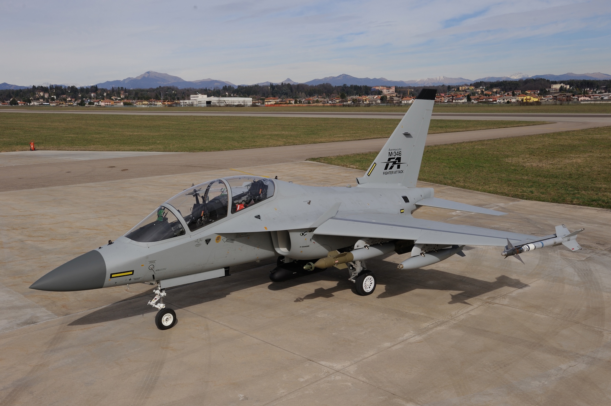 M-346FA armato con Aim-9L Sidewinder (missili aria-aria) e bombe a caduta libera