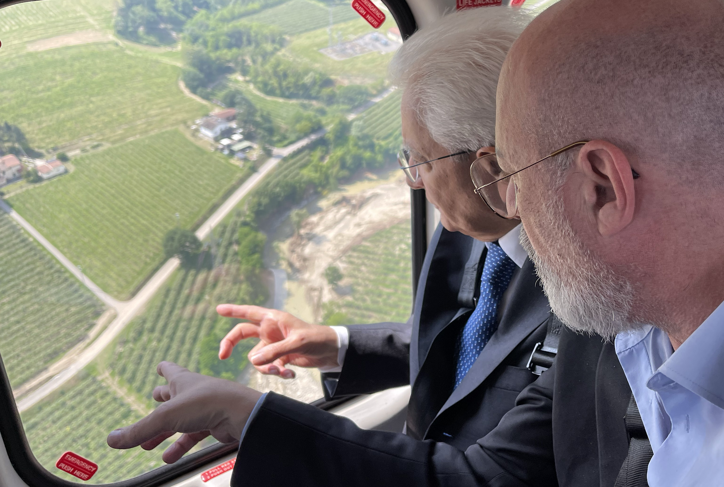 30 maggio 2023. Il presidente della Repubblica Sergio Mattarella sorvola in elicottero le zone alluvionate dell'Emilia-Romagna insieme al presidente della Regione Stefano Bonaccini
