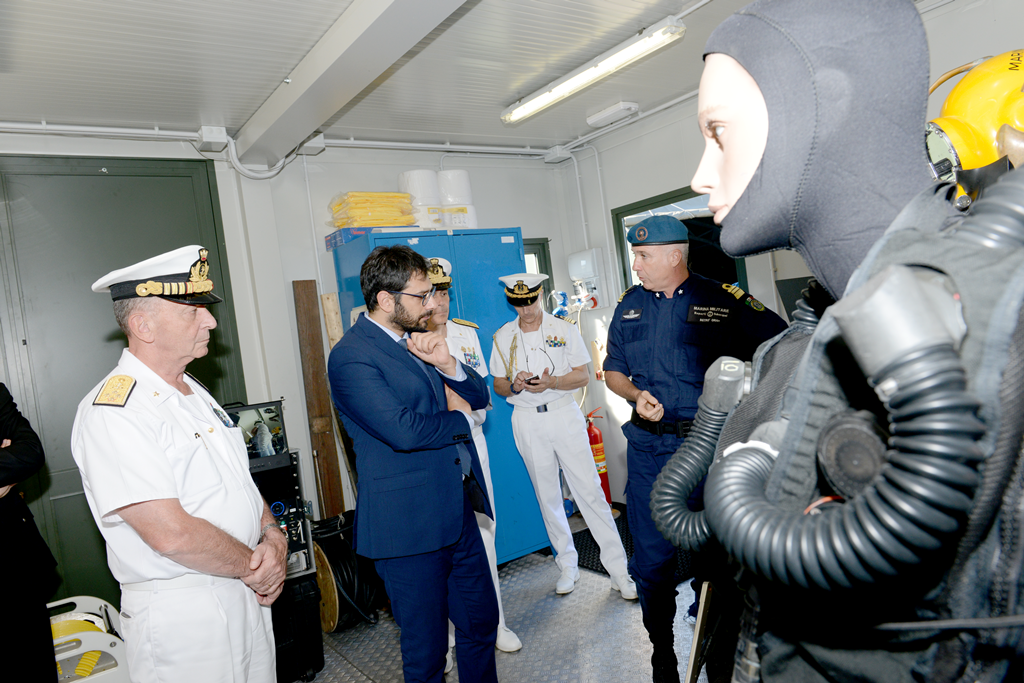 Il sottosegretario di Stato alla Difesa Angelo Tofalo incontra operatori forze speciali MMI