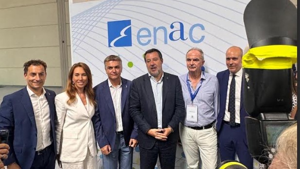 Rimini, 27 agosto 2025. Il vicepremier e ministro Matteo Salvini insieme al viceministro Edoardo Rixi (Mit), i vertici dell'Enac Pierlugi Di Palma (presidente), Alexander D'Orsogna (dg), Benedetta Fiorini (consigliere amministrazione Ente) alla 46esima edizione del Meeting