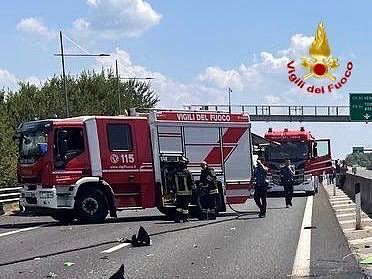 L'intervento dei Vigili del Fuoco per domare le fiamme provocate dallo schianto di un aereo ultraleggero su un raccordo autostradale nel bresciano, il 22 luglio 2025