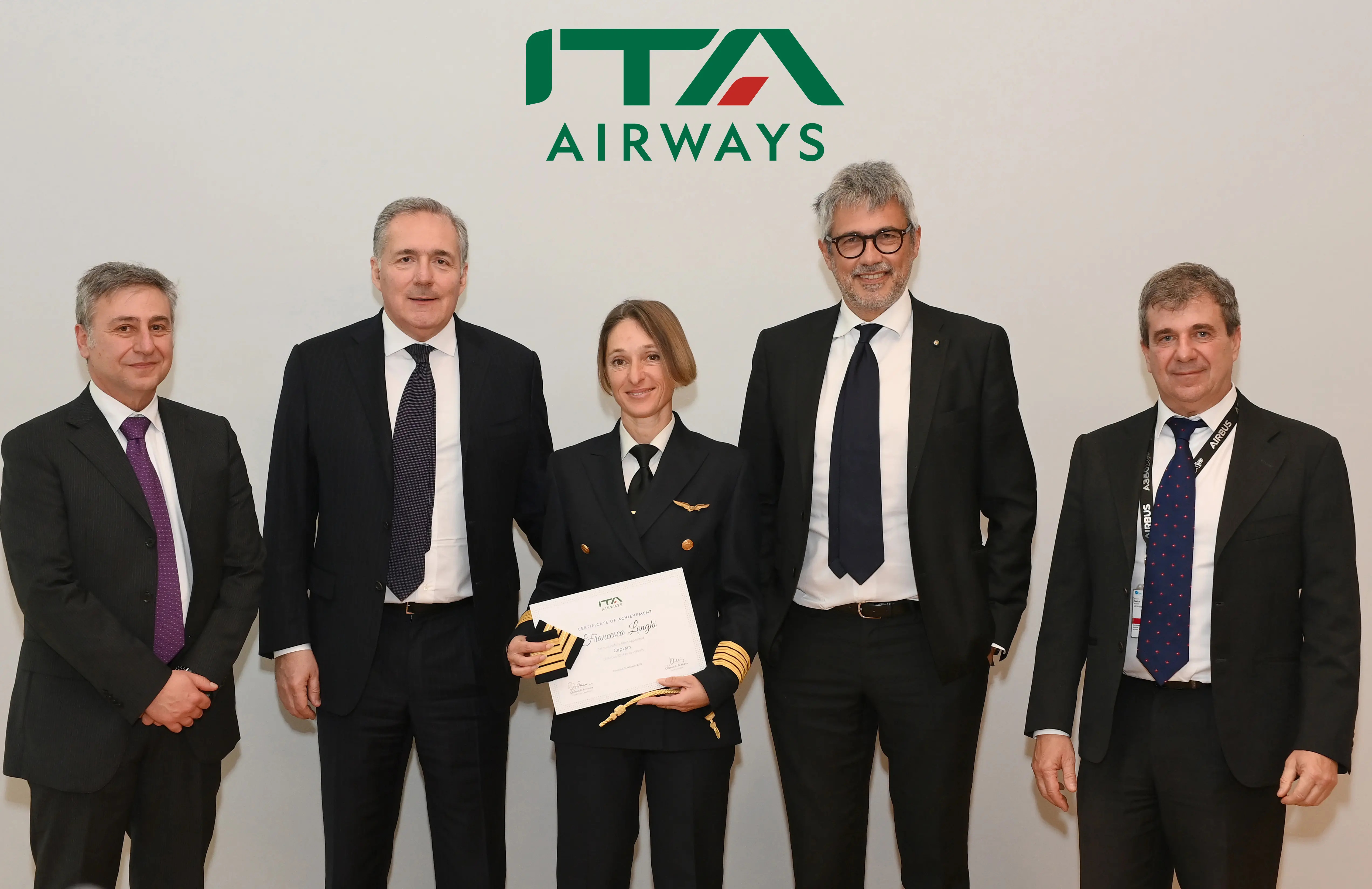 Da destra: Corrado Di Maria, capo pilota A-320 ITA Airways, Alfredo Altavilla, presidente esecutivo ITA Airways, Francesca Longhi comandante ITA Airways A-320, Fabio Lazzerini ad ed il comandante Riccardo Privitera direttore Operazioni di volo ITA Airways