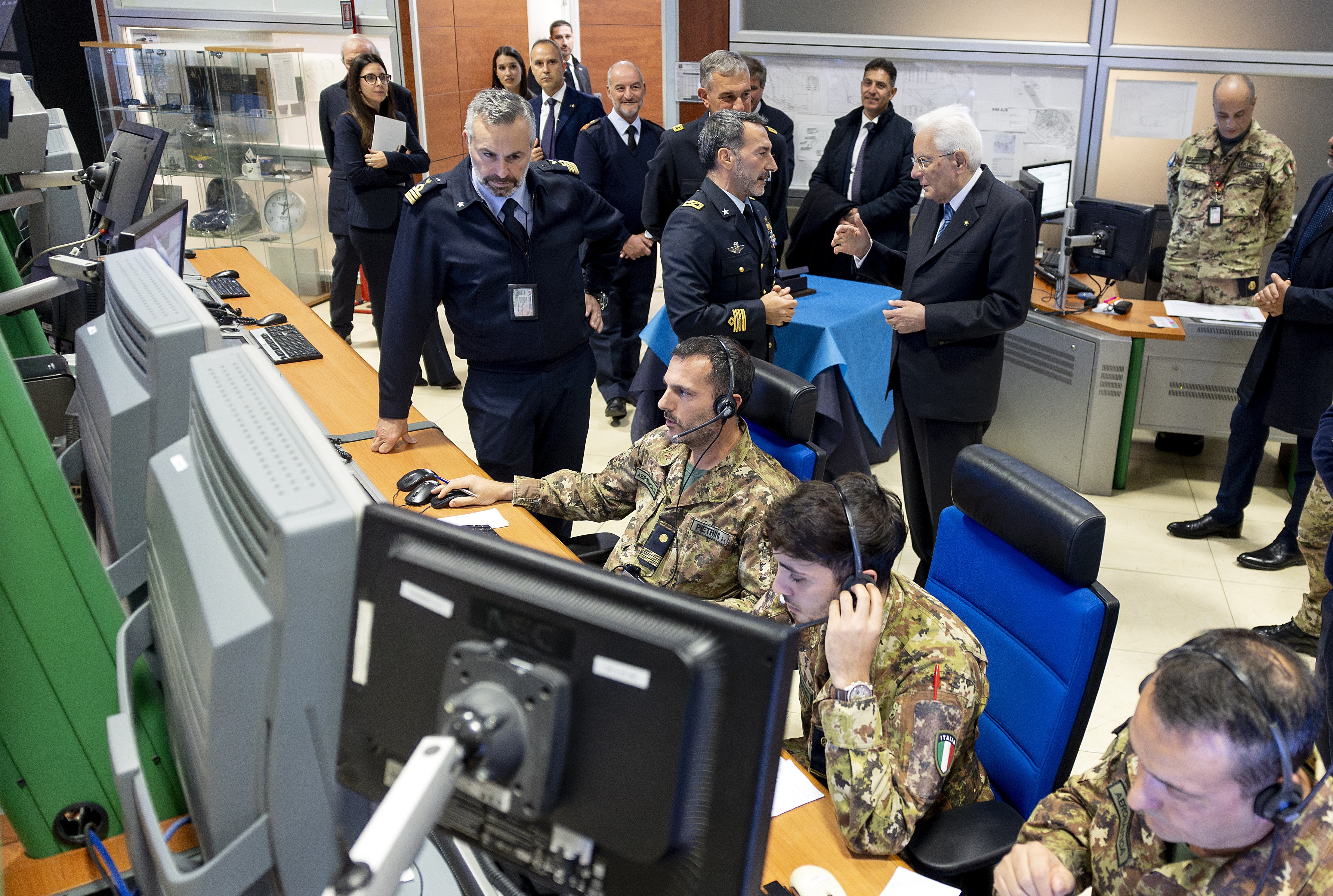Ciampino, 11/11/2025 (II mandato) Al presidente Sergio Mattarella nel corso della visita al Centro radar Acc (Area Control Center) di Enav viene illustrata l’isola dedicata all’Aeronautica militare