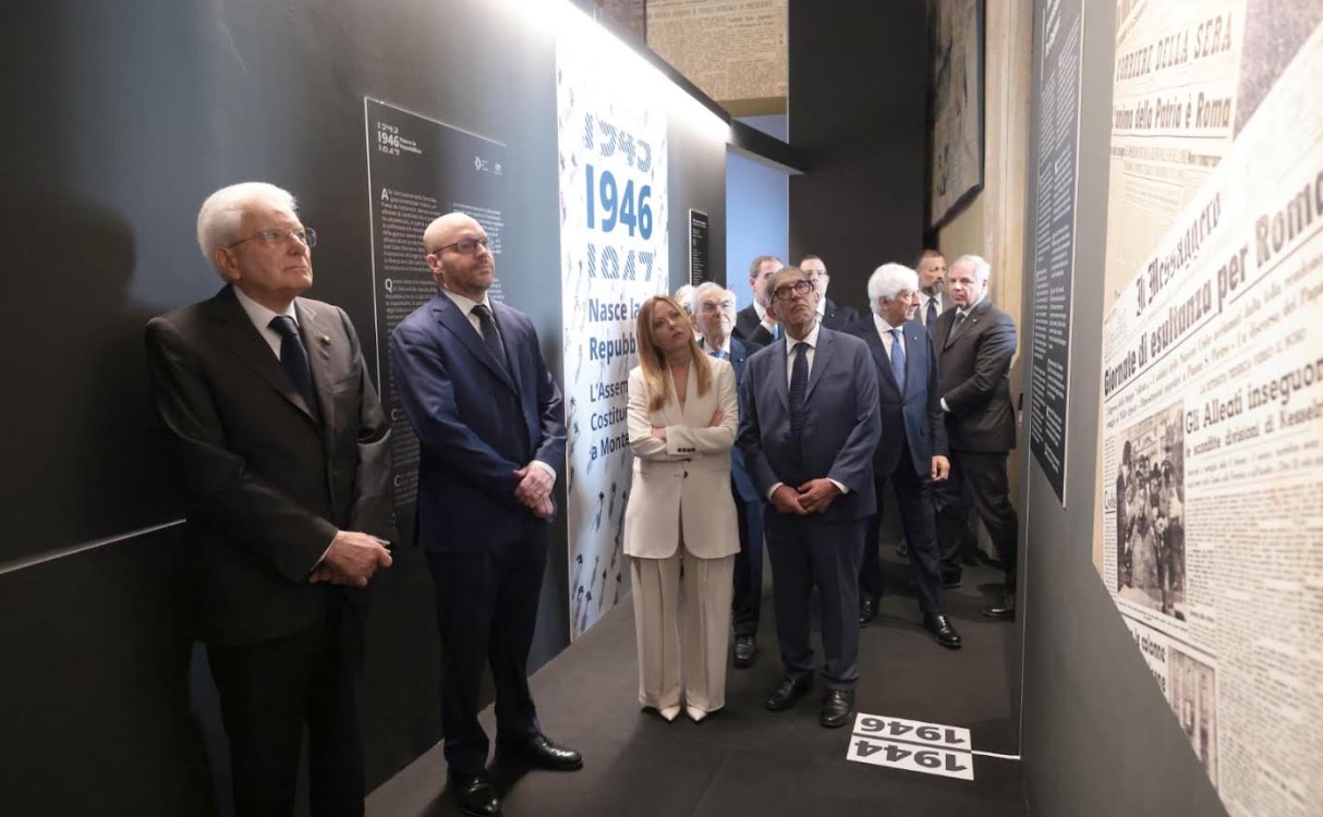 La mostra: “1946: nasce la Repubblica. L'Assemblea costituente a Montecitorio”, nella Sala della Lupa nel giorno della visita il 6 maggio 2026 del capo dello Stato Sergio Mattarella accompagnato dai presidenti della Camera, Lorenzo Fontana, del Senato Ignazio La Russa e da quello del Consiglio dei ministri Giorgia Meloni, nel contesto della cerimonia per gli 80 anni della prima seduta dell'Assemblea costituente, il 25 giugno 2026