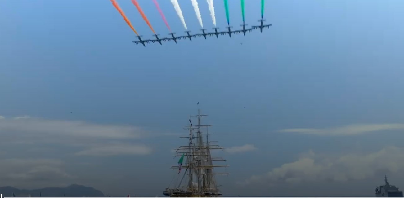 Aerei delle "Frecce Tricolori" che sorvolano l'"Amerigo Vespucci" durante il suo tour nel mondo e nel Mediterraneo