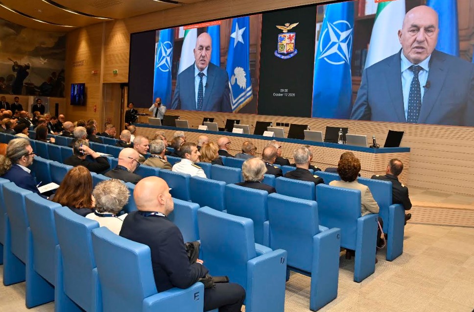 Roma, 12 ottobre 2026. Il ministro della Difesa Guido Crosetto nel suo videomessaggio in occasione del convegno svoltosi presso l’Auditorium "Adriano Visconti" di Palazzo Aeronautica, dal titolo “Facciamo sistema – difendiamo il presente, pianifichiamo il futuro: insieme, più in alto”