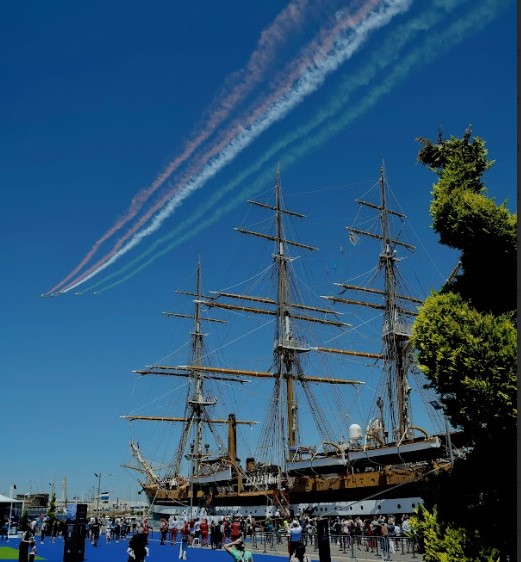 Aerei delle "Frecce Tricolori" sorvolano la nave-scuola "Amerigo Vespucci"