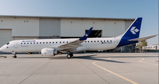 Air Dolomiti: primo aereo E-195 nella nuova livrea caratterizzata dal Lufthansa Group Core Blue