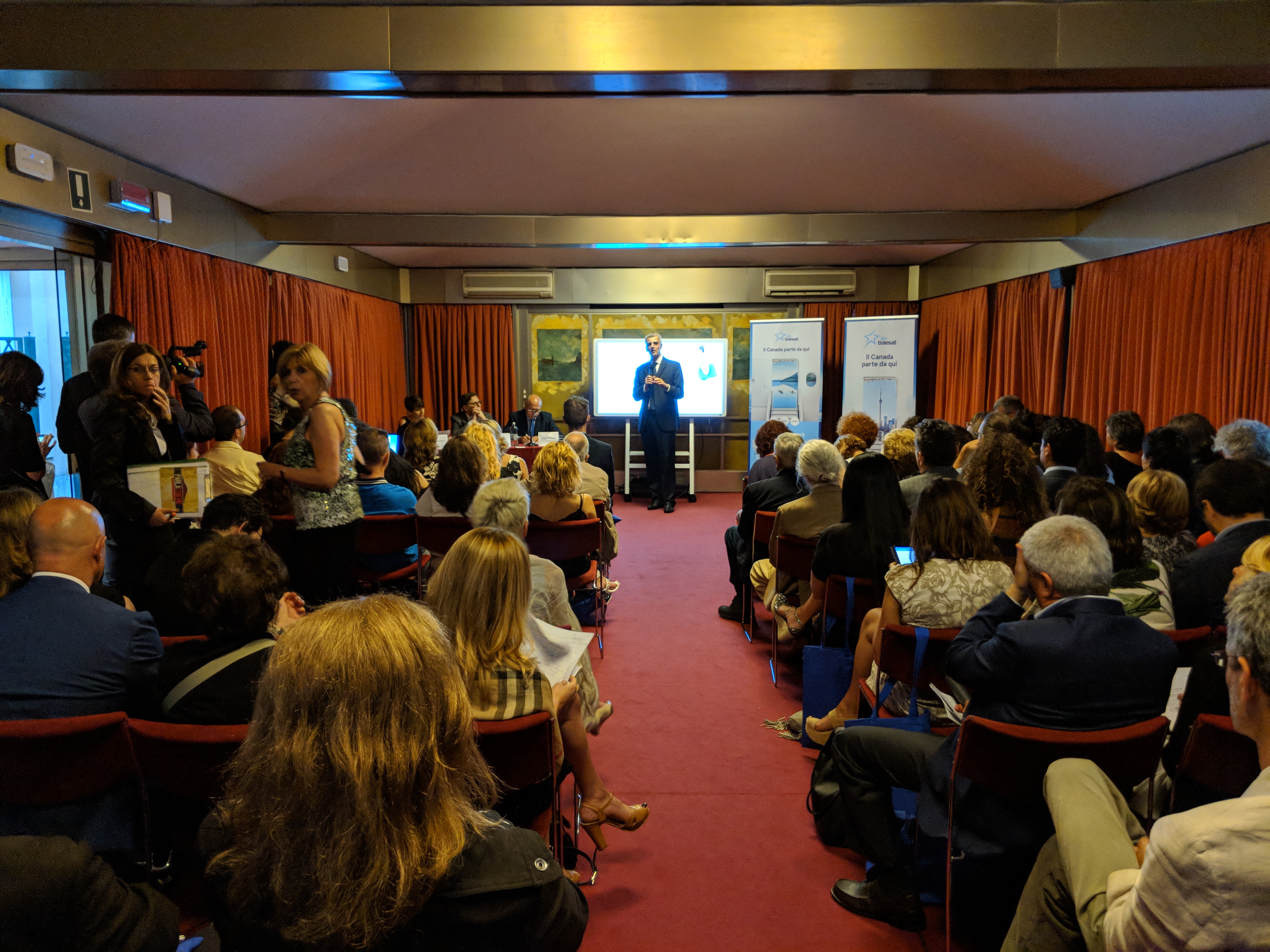 Evento commemorativo del trentesimo anniversario del primo volo Roma-Montréal, organizzato dalla compagnia aerea Air Transat ed Aeroporti di Roma. Presenti: Tiziana Della Serra, Gilles Ringwald e Fausto Palombelli