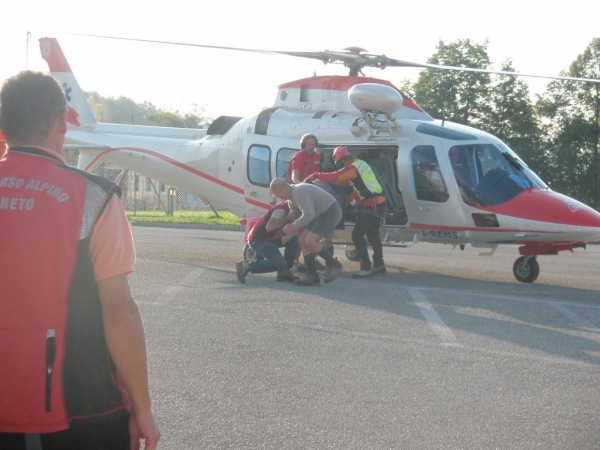 L'elicottero A-109 del Suem 118, marche I-REMS, precipitato sul Monte Cristallo (Belluno) il 22 agosto 2009 con quattro persone a bordo (foto d'archivio)