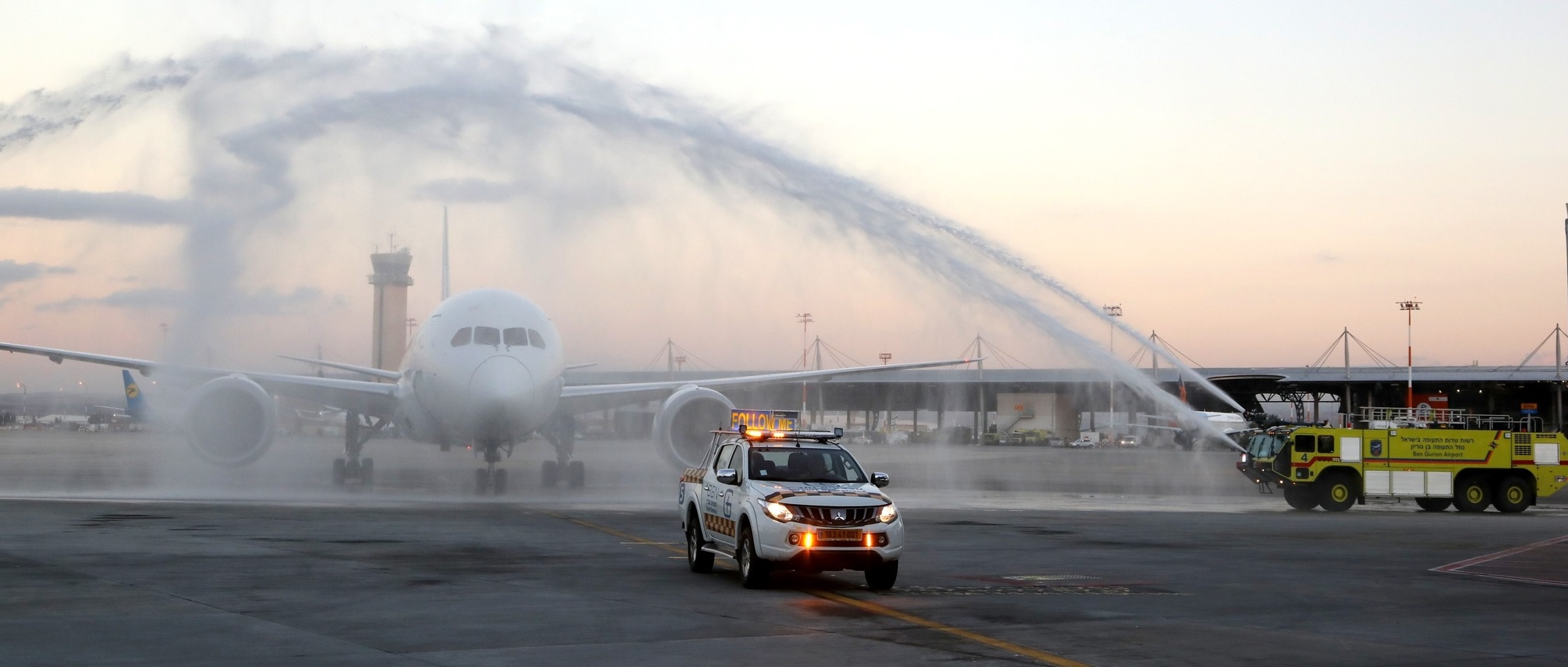 Aereo Dreamliner di Latam Airlines Group atterrato all'aeroporto "Ben Gurion" di Tel Aviv, proveniente da Santiago del Cile, accolto dal tradizionale water cannon