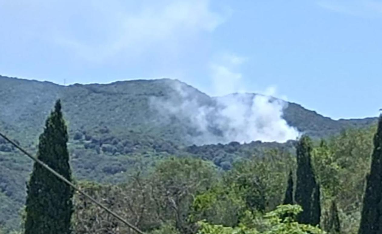 L'incendio che si è sviluppato a Porto Santo Stefano (venerdì 2 luglio 2021)