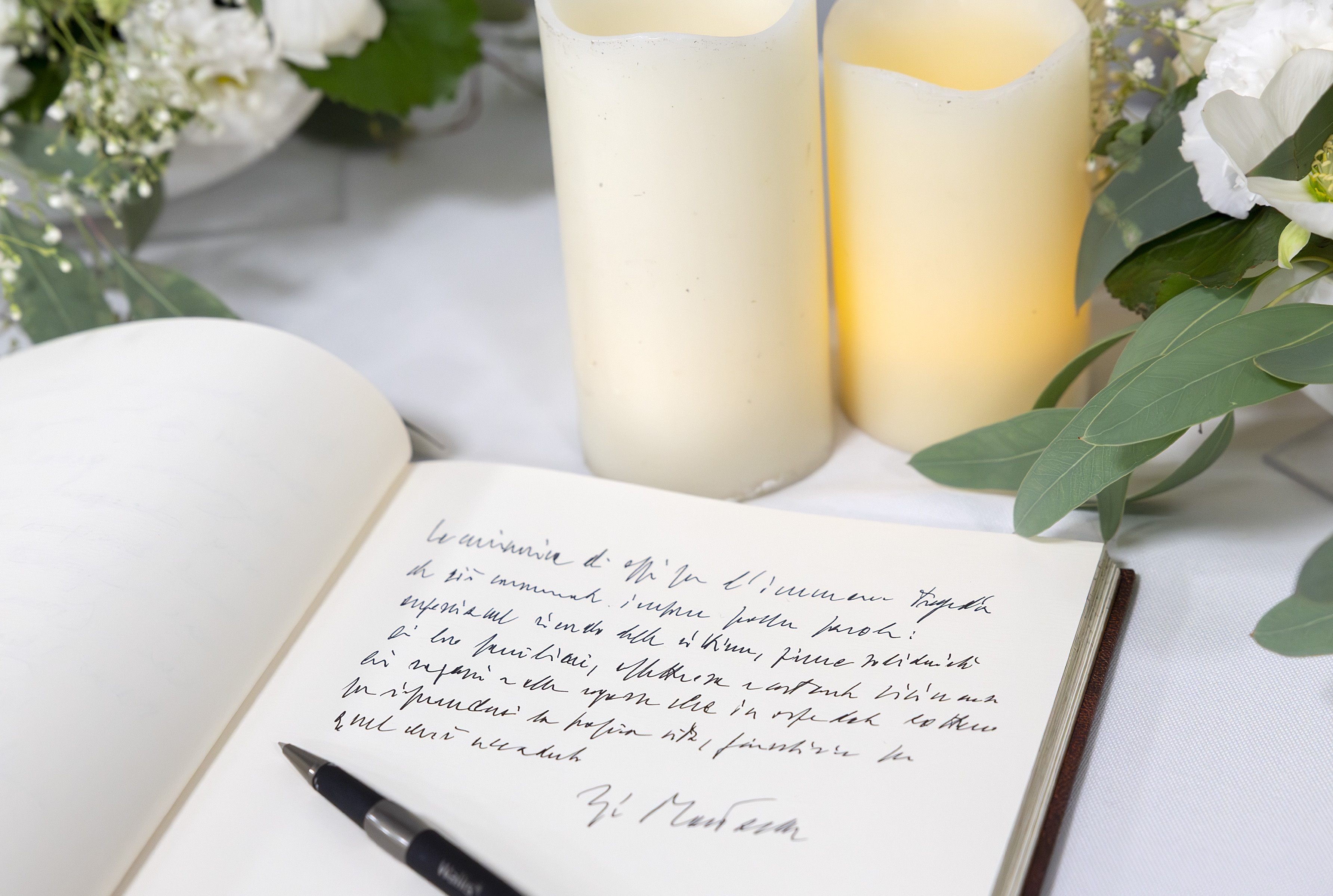 Martigny, 09/01/2026 (II mandato) Il Presidente della Repubblica Sergio Mattarella firma il Libro delle Condoglianze, a margine della cerimonia ufficiale in memoria delle vittime dell'incendio di Crans-Montana