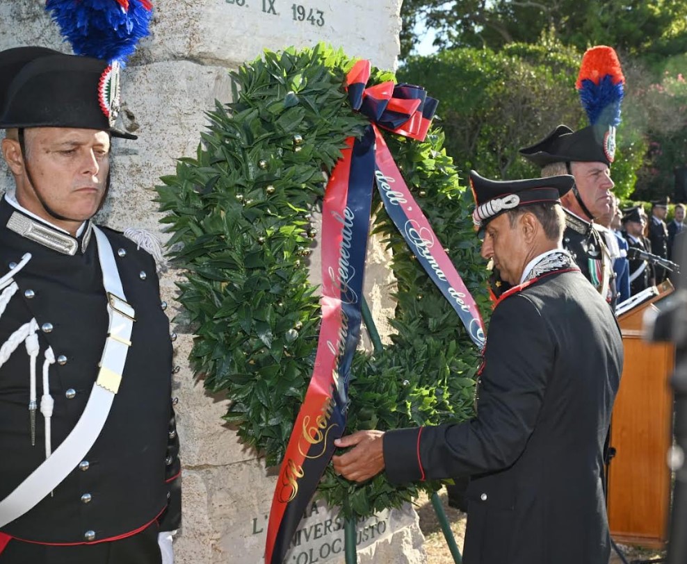 Torre di Palidoro, Fiumicino (Roma). 23 settembre 2026. Commemorazione 83esimo anniversario del sacrificio del vicebrigadiere CC Salvo D'Acquisto: il comandante dell'Arma generale Salvatore Luongo depone una corona d'alloro davanti al monumento a lui dedicato