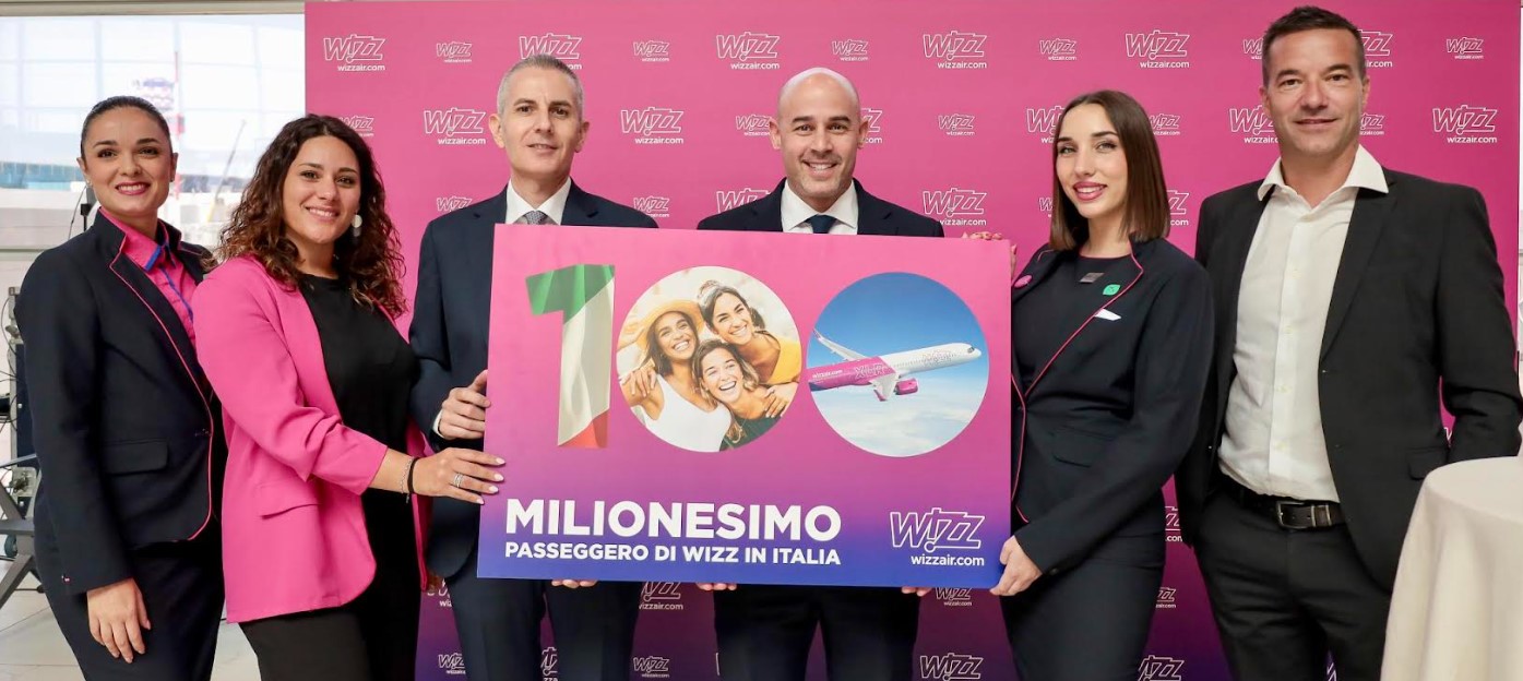 Roma, 10 giugno 2025. I cento milioni di passeggeri trasportati da Wizz Air in Italia: traguardo festeggiato all'aeroporto di Fiumicino