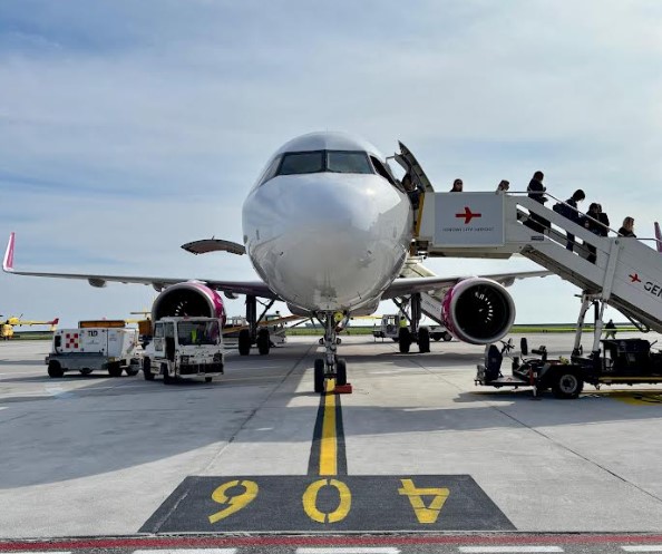 Passeggeri sbarcano da aereo atterrato all'aeroporto "Cristoforo Colombo" di Genova