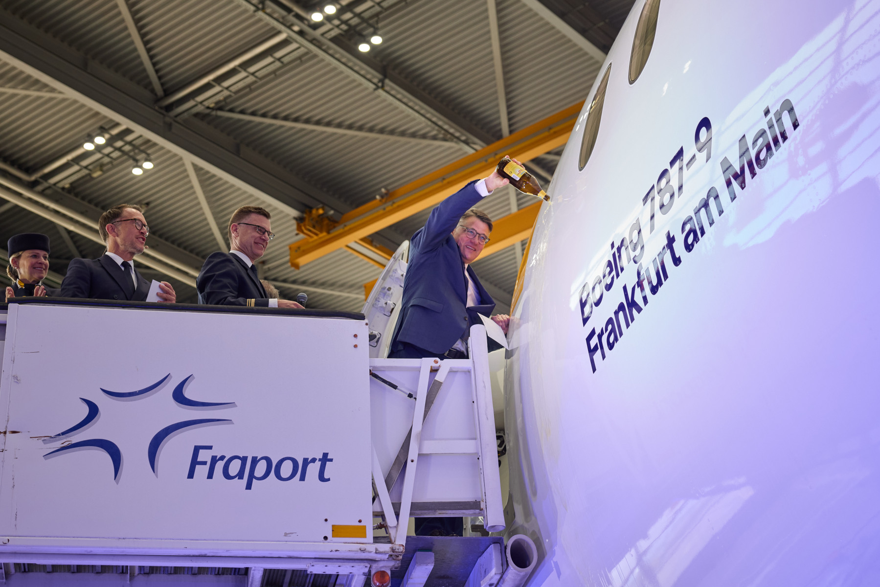 Ministro presidente dell'Assia Boris Rhein ha battezzato il 21 ottobre 2025 all'aeroporto di Francoforte un nuovissimo aereo B-787/9 “Frankfurt am Main”