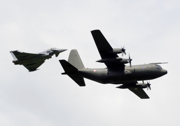 Aereo Eurofighter Typhoon in missione scramble intercetta un C-130 Hercules