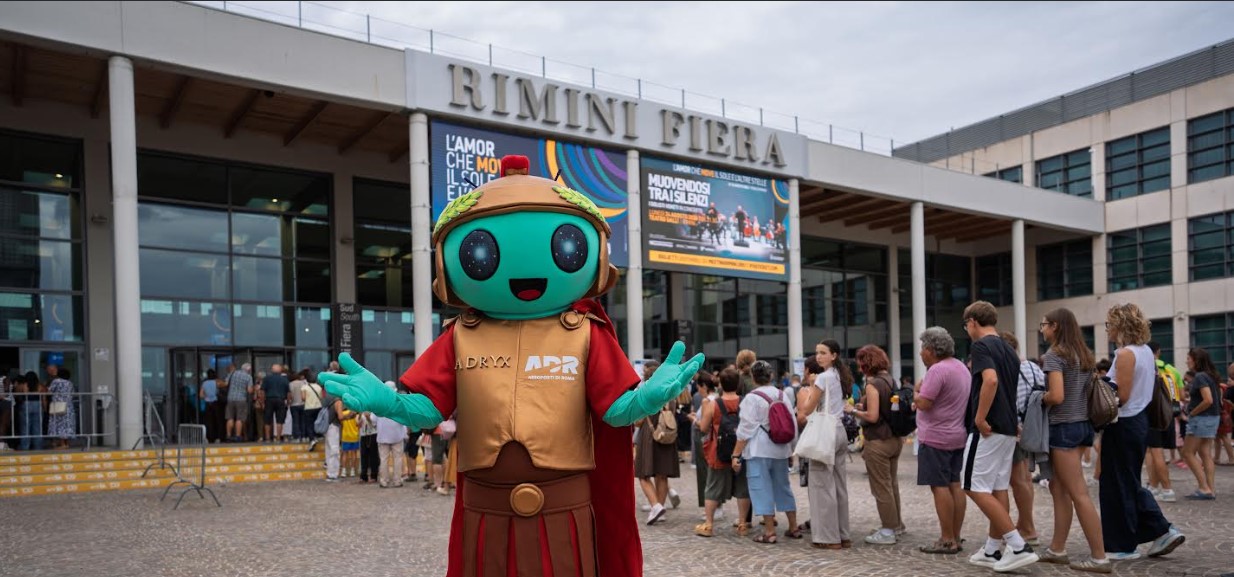 "Adryx", la mascotte ufficiale di Aeroporti di Roma che, in veste dicenturione, accompagnerà il pubblico alla scoperta del mondo degli scali della Capitale durante il Meeting di Rimini (21-26 agosto 2026)