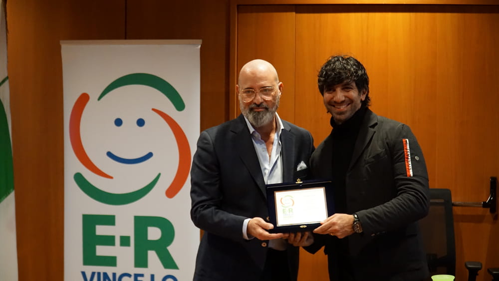 Il presidente della regione Emilia Romagna Stefano Bonaccini premia il pilota Dario Costa