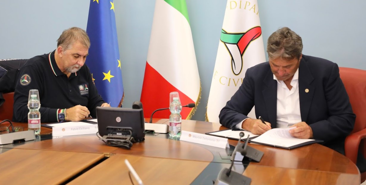 Roma, 16 ottobre 2025. Convenzione per lo sviluppo e la diffusione dell’applicazione GeoResQ ed il suo utilizzo anche per le finalità di Protezione civile firmata dal capo Dpc Fabio Ciciliano e dal presidente del Corpo nazionale del soccorso alpino e speleologico (Cnsas), Maurizio Dellantonio