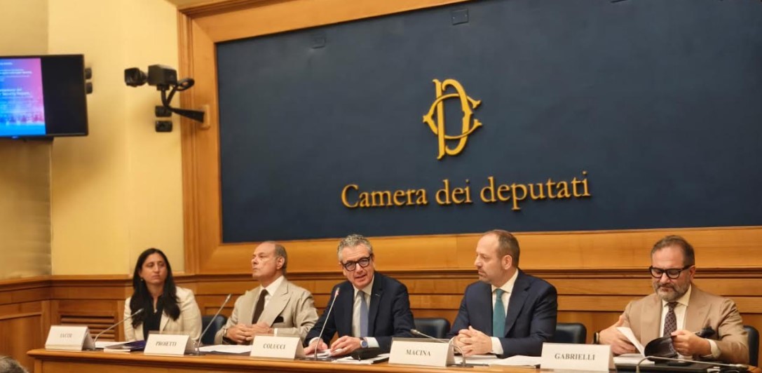 Roma, 9 giugno 2026. Conferenza-stampa aperta con Alessandro Colucci (presidente dell’Intergruppo parlamentare per la sicurezza informatica e tecnologica) e gli interventi di Marco Gabriele Proietti (presidente Cyber Security Foundation), Matteo Macina (responsabile progetto rapporto Cyber Security e vp operativo Cyber Security Foundation), Amy E. Iacoi (Regional Attaché Homeland Security Investigations Us Embassy and Consulates in Italy), Ivano Gabrielli (direttore Servizio Polizia postale e sicurezza cibernetica), Gianluca Galasso (direttore Servizio operazioni e gestione crisi Cyber dell’Acn), Alessandra Michelini (ad e presidente di Telsy) e Riccardo Rasponi (Account Director Recorded Future)