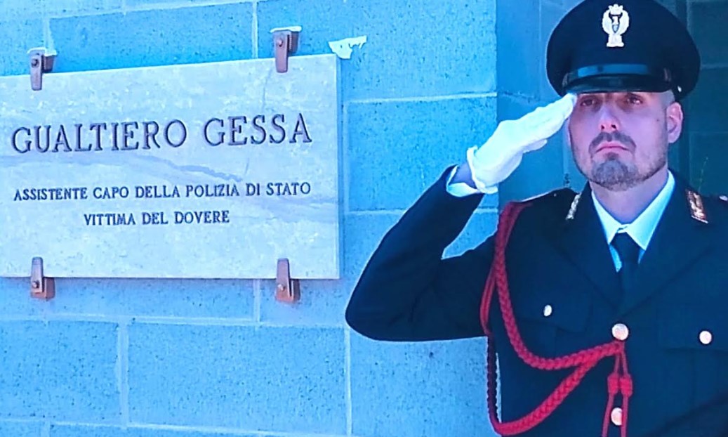 Cerimonia di intitolazione della sede del 7° Reparto volo della Polizia di Stato di Oristano-Fenosu alla memoria dell'assistente capo Gualtiero Gessa, vittima del dovere, specialista elicotterista della Polizia di Stato, deceduto il 31 marzo 2021 in seguito ad un incidente durante un volo di addestramento nei pressi di Borore