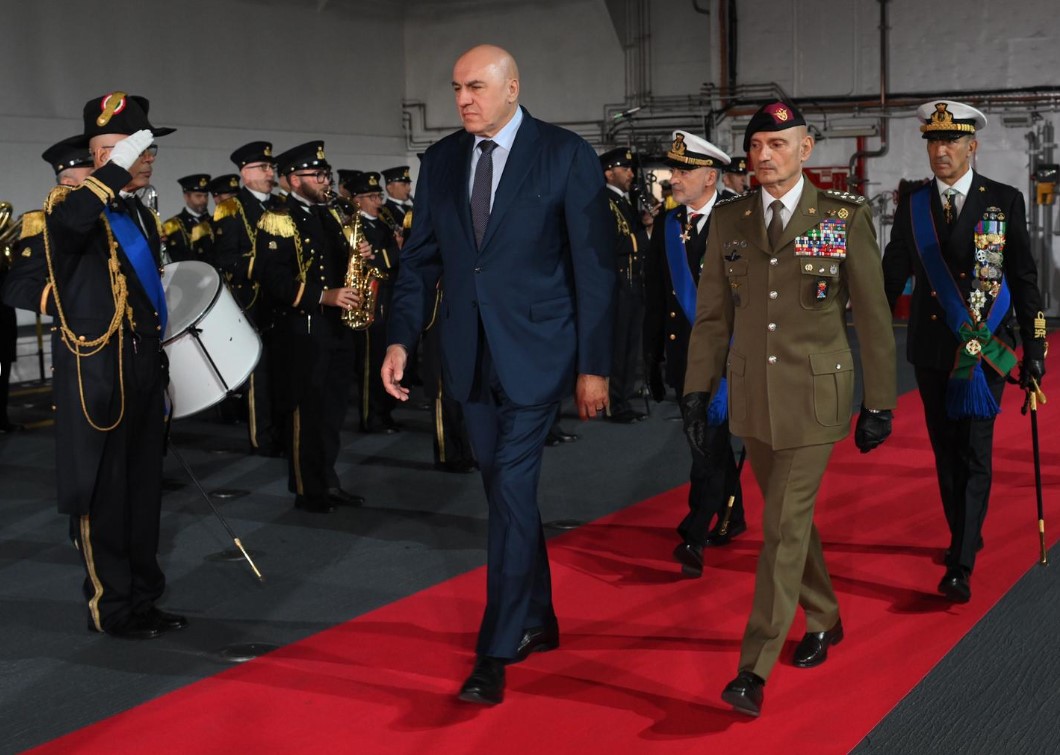 Civitavecchia, 6 novembre 2025. Il ministro della Difesa, Guido Crosetto, alla cerimonia di avvicendamento nella carica di capo di Stato Maggiore della Marina militare, insieme al capo di SMD generale Luciano Portolano ed agli ammiragli di Squadra Enrico Credendino, cedente, ed il parigrado Giuseppe Berutti Bergotto, subentrante