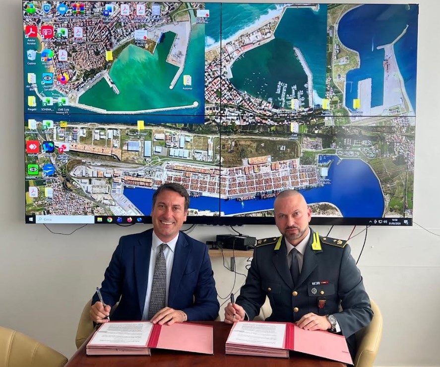 Gioia Tauro, 31 marzo 2026. Adsp-GdF: sottoscritto atto di comodato d’uso esclusivo di droni per il controllo del porto; sottoscritto tra il presidente dell’Asdp Mari Tirreno meridionale e Ionio, Paolo Piacenza, ed il maggiore Bruno Murano, ufficiale rappresentante del Reparto tecnico logistico amministrativo della Guardia di finanza