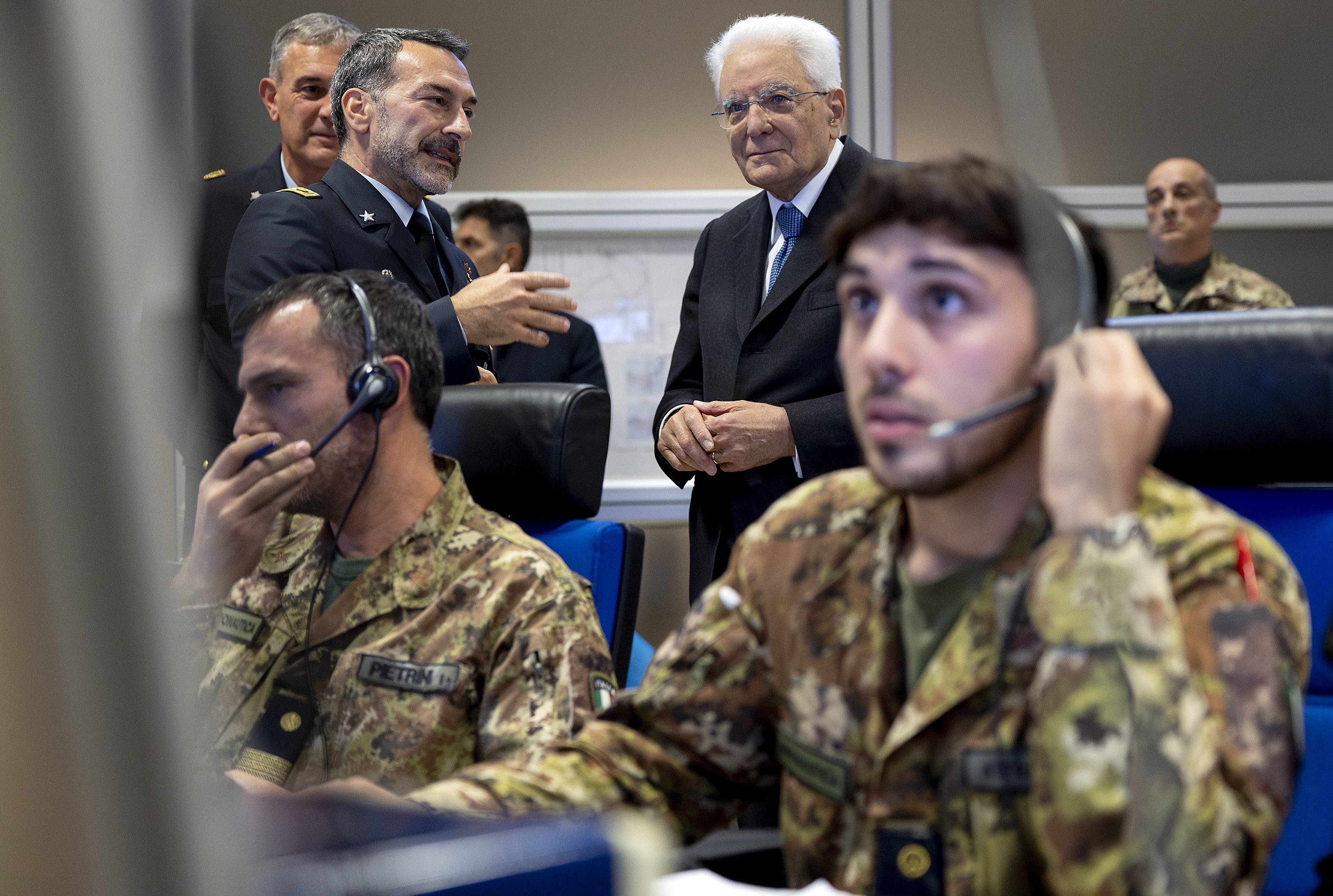 Ciampino, 11/11/2025 (II mandato) Al presidente Sergio Mattarella nel corso della visita al Centro radar Acc (Area Control Center) di Enav viene illustrata l’isola dedicata all’Aeronautica militare