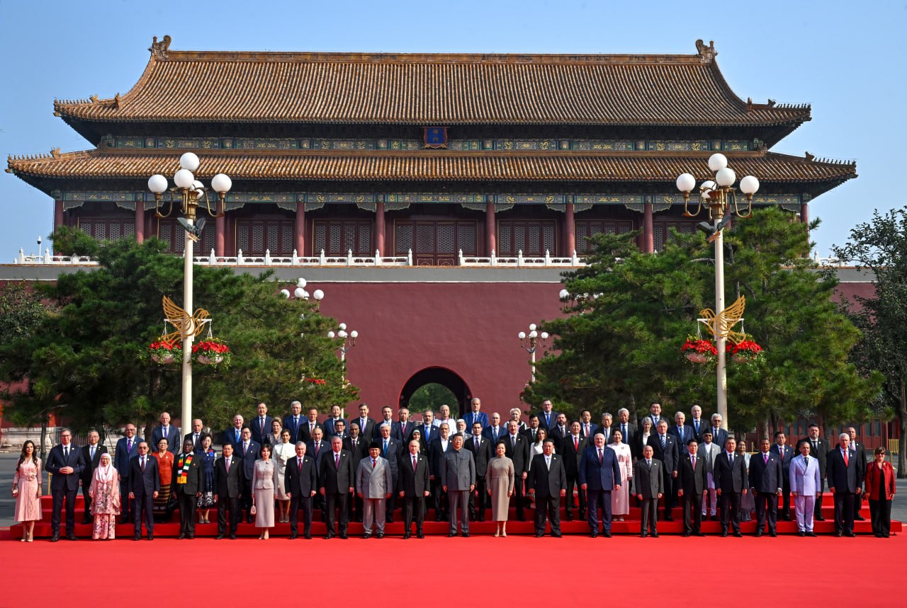 I partecipanti alla commemorazione dell'80° anniversario della fine della Seconda guerra mondiale e dell'occupazione giapponese della Cina (Pechino, 3 settembre 2025)