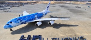 “40° Thanks”: lettere formate da circa 300 dipendenti del Gruppo Ana riuniti all'aeroporto di Tokyo-Narita per commemorare il 40esimo anniversario dei voli di linea internazionali