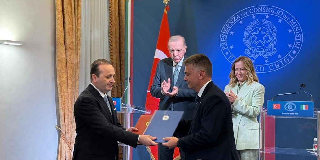 Roma, 29 aprile 2025. In occasione del vertice intergovernativo Italia-Turchia, il viceministro delle Infrastrutture e dei trasporti, Edoardo Rixi (a destra), ha firmato insieme al viceministro turco del commercio, Mustafa Tuzcu, un Memorandum d'intesa sulla connettività
