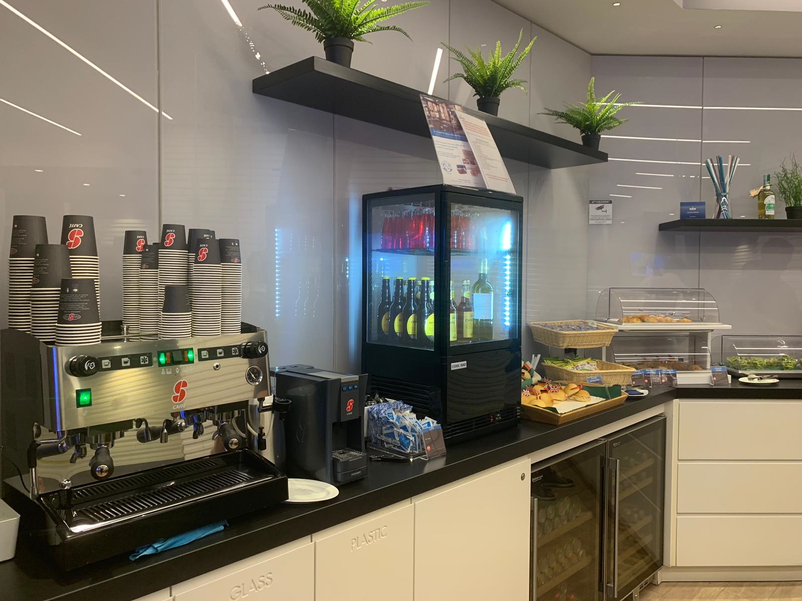 Servizio catering nella lounge dell'aeroporto "Cristoforo Colombo" di Genova