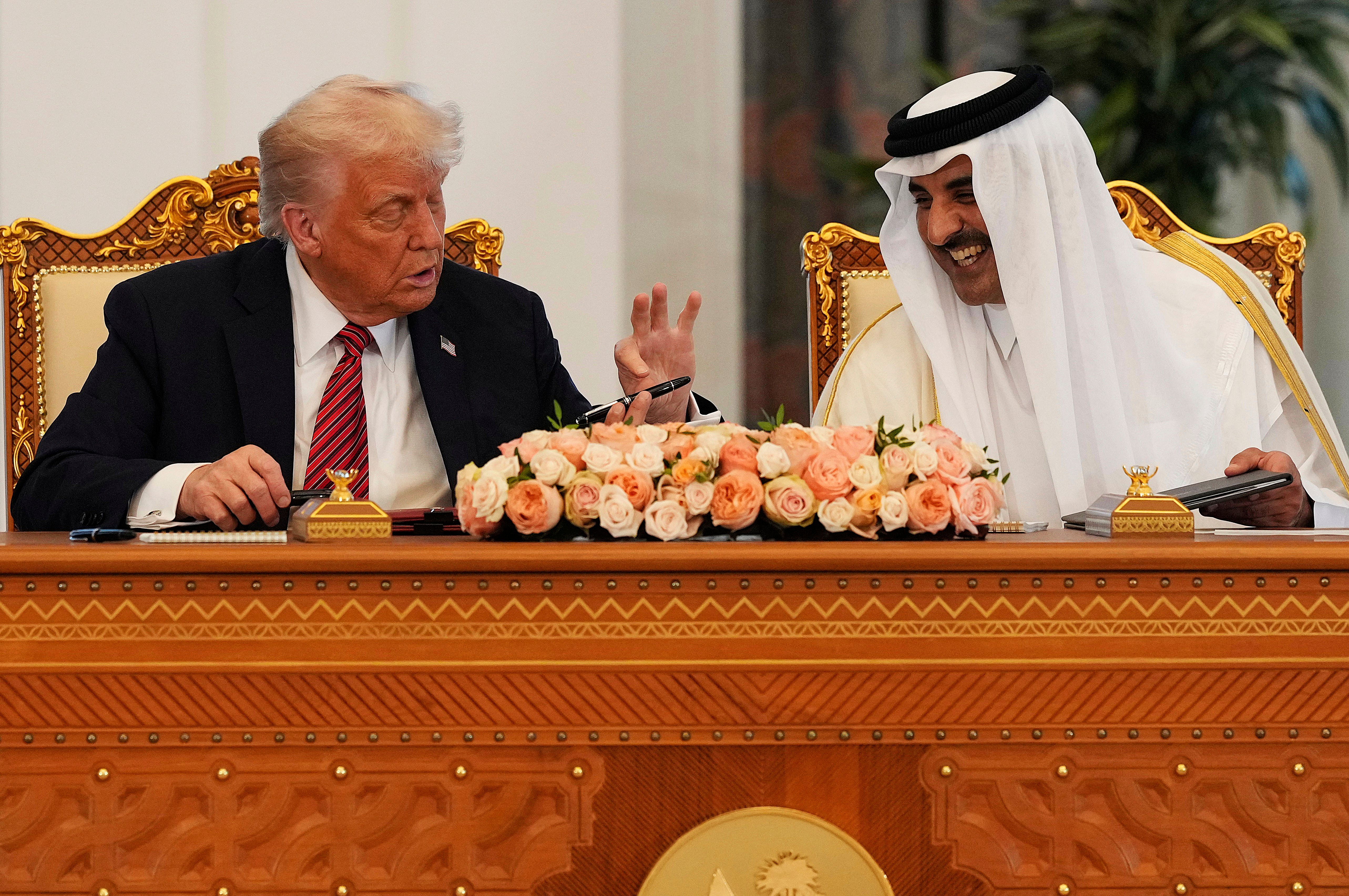 Il presidente americano Donald Trump e lo sceicco del Qatar Tamim bin Hamad Al Thani, siglano intese economico-commerciali storiche tra i due Pesi, il 14 maggio 2025