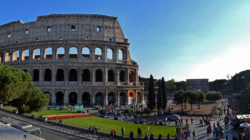 Perdono il controllo del drone che si incastra in un'arcata del Colosseo. Turisti francesi denunciati