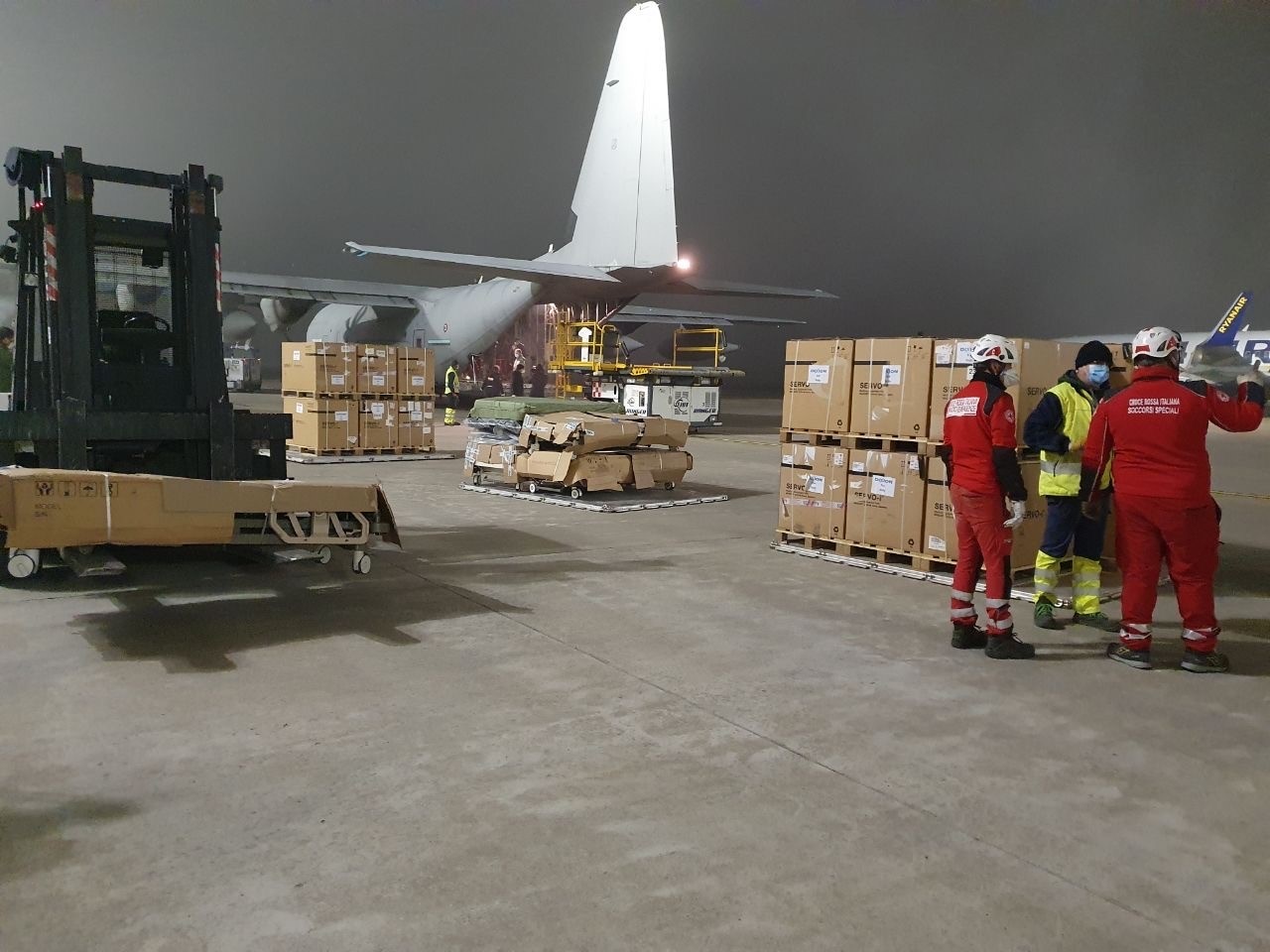 Coronavirus. Aereo C-130 AMI atterrato a Bergamo nelle prime ore del mattino di domenica 22 marzo 2020, proveniente da Duesseldorf, con a bordo un carico comprendente letti e respiratori completi di monitor per la terapia intensiva: le operazioni di movimentazione del carico