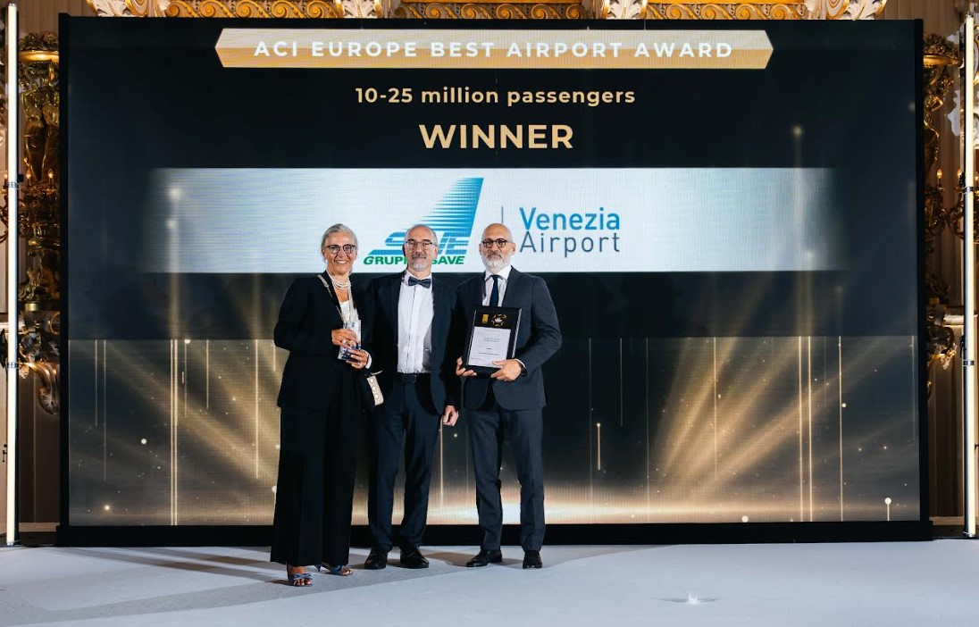 Praga, 23 giugno 2026. 36esima Aci Europe Annual Congress and General Assembly l’aeroporto "Marco Polo" di Venezia ha ricevuto il premio "Best Airport Award" per la categoria 10-25 milioni di passeggeri, consegnato all’ad del Gruppo Save Monica Scarpa
