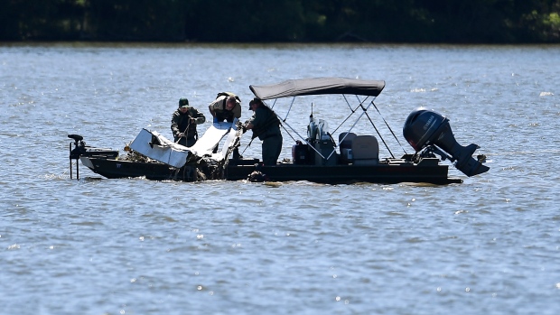 Il recupero dei rottami del Cessna precipitato in un lago del Tennessee il 29 maggio 2021