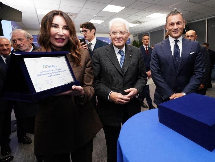 Roma, 11 novembre 2025. Il presidente della Repubblica, Sergio Mattarella, visita il Centro di controllo d’area di Roma di Enav SpA, la Società che gestisce il traffico aereo civile in Italia, accolto dal presidente, Alessandra Bruni, e dall’ad Pasqualino Monti