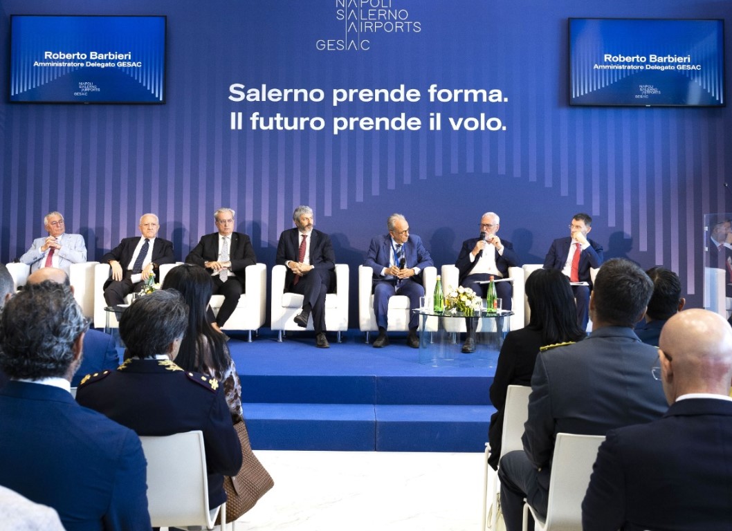 Terminal Aviazione generale aeroporto di Salerno. Da sinistra: Andrea Prete (Cca), Vincenzo De Luca (sindaco), Carlo Marfisi (direttore Campania Enac), Roberto Fico (presidente Regione), Carlo Borgomeo (presidente Gesac), Roberto Barbieri (ad Gesac), e Stefano Paleari (fondatore Iccsai)