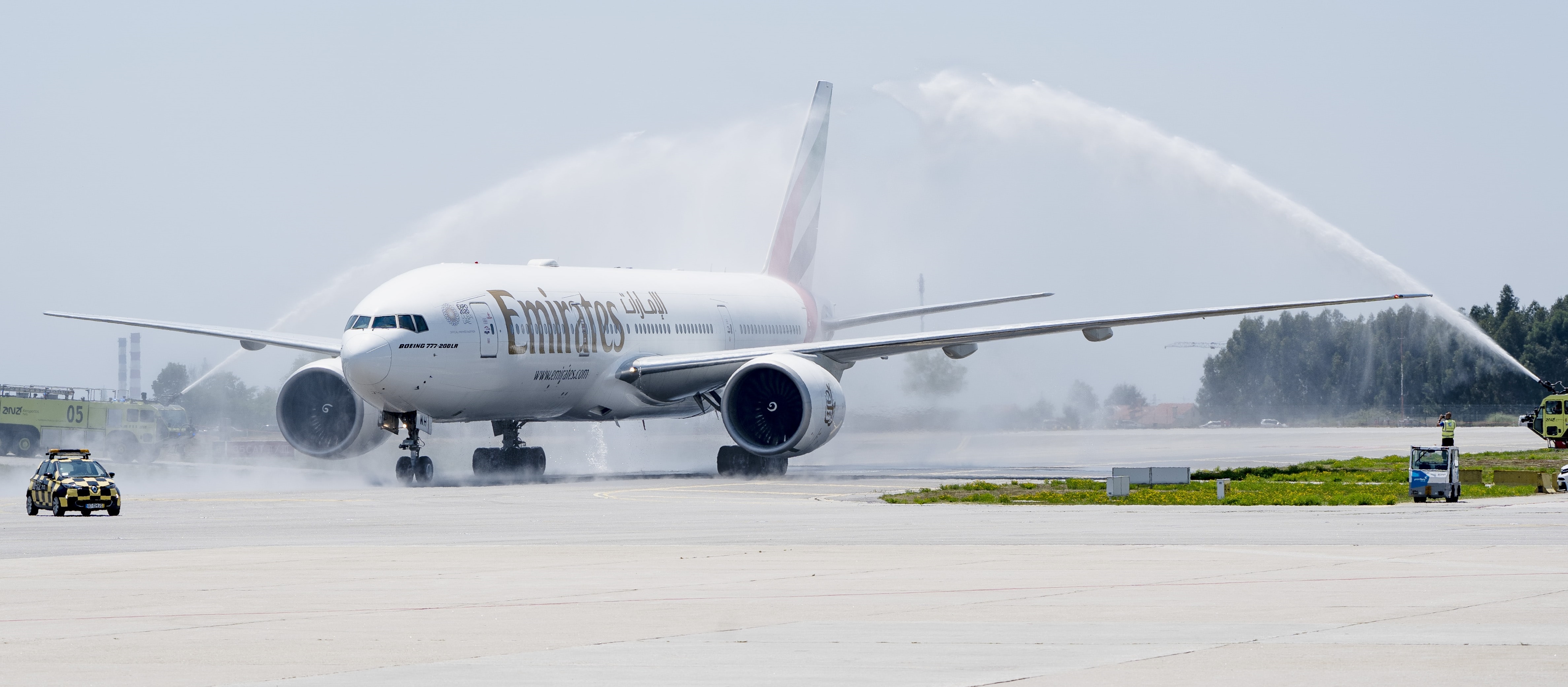 Aereo B-777/200LR di Emirates accolto allo scalo di Porto, proveniente da Dubai, con il tradizionale saluto con i cannoni ad acqua