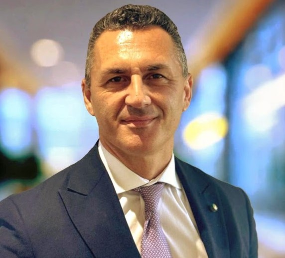 Eugenio Santagata dal primo settembre 2025 assume la carica di direttore della Divisione navi militari di Fincantieri e sostituisce Dario Deste
