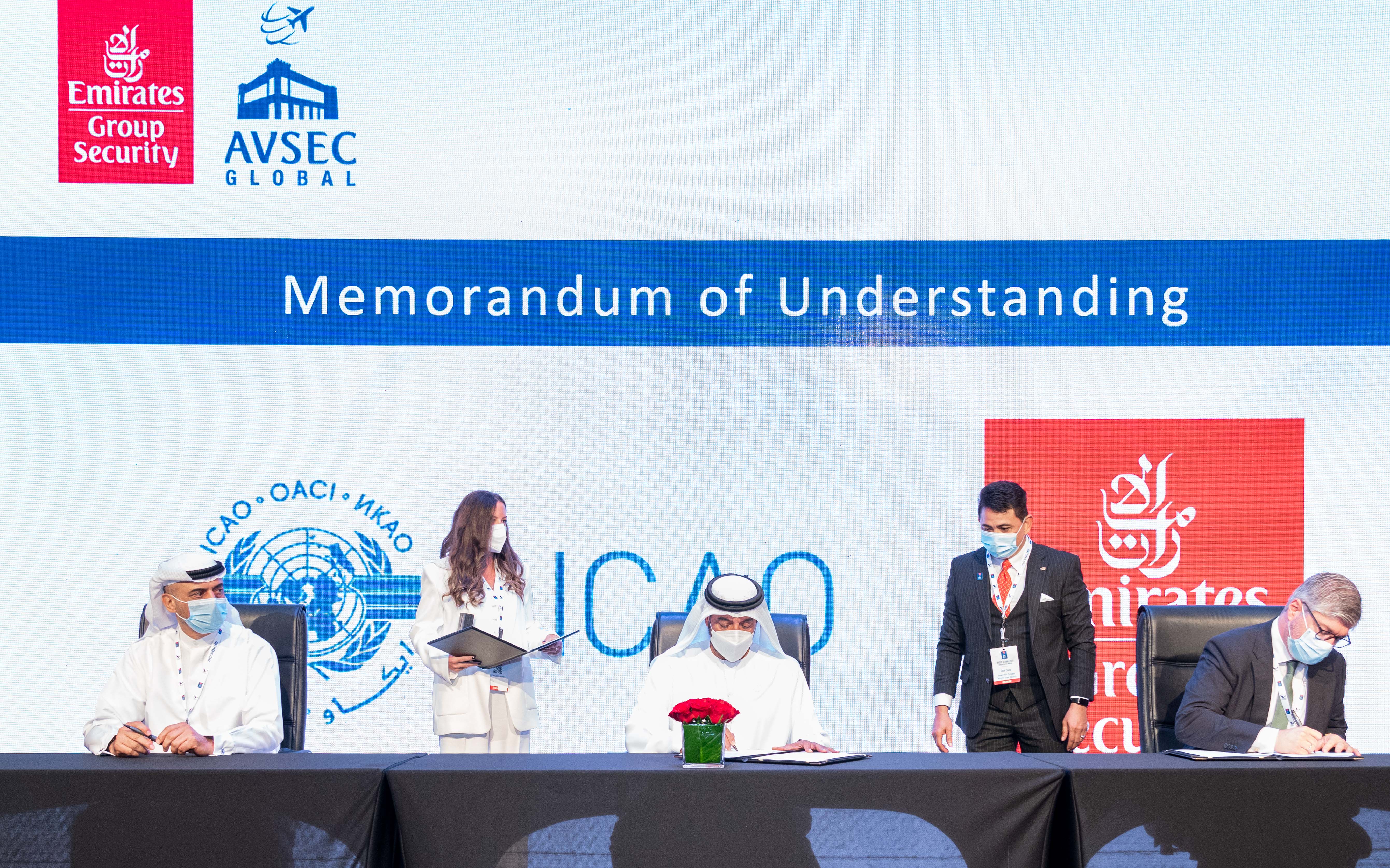 Il momento della firma tra rappresentanti della compagnia aera Emirates e Icao