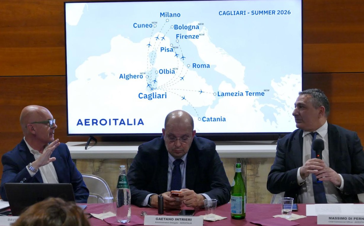 Cagliari, 23 marzo 2026. Da sinistra: David Crognaletti, Chief Commercial Officer di Sogaer (Società gestione aeroporto), Gaetano Intrieri, ad Aeroitalia, e Massimo Di Perna, Chief Commercial Officer del vettore aereo alla conferenza stampa per la presentazione del network della stagione Summer 2026 dall’aeroporto "Mario Mameli"