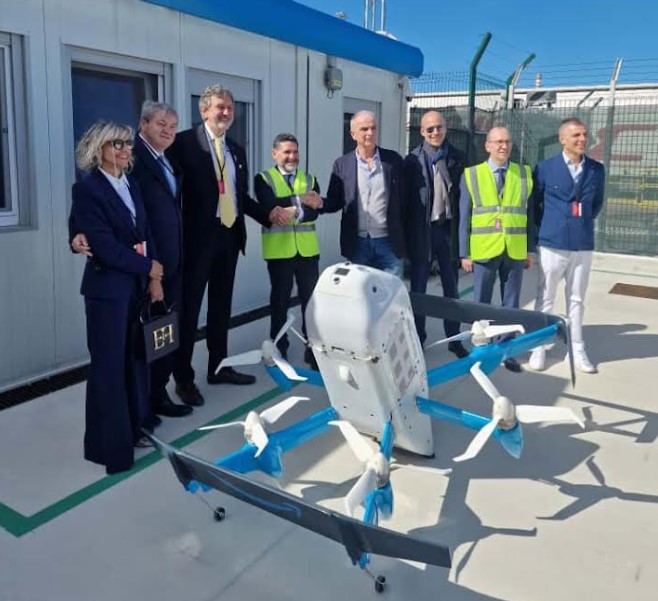 San Salvo (Chieti), 10 ottobre 2025. Enac, nuove frontiere per la consegna merci in Italia: incontro Ente, Amazon Prime Air, Regione Abruzzo e Regione Marche per fare il punto sul progetto; presenti vertici Ente Di Palma presidente e D'Orsogna dg, oltre ai governatori Marsilio (Abruzzo) e Roberti (Molise)