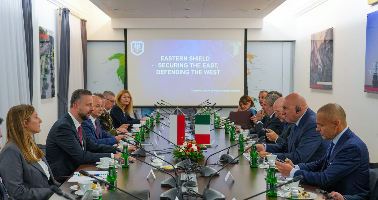 Varsavia, 15 settembre 2026. Il ministro della Difesa Guido Crosetto, in visita ufficiale in Polonia, ha avuto un cordiale e proficuo incontro con l'amico e collega polacco Kosiniak Kamysz